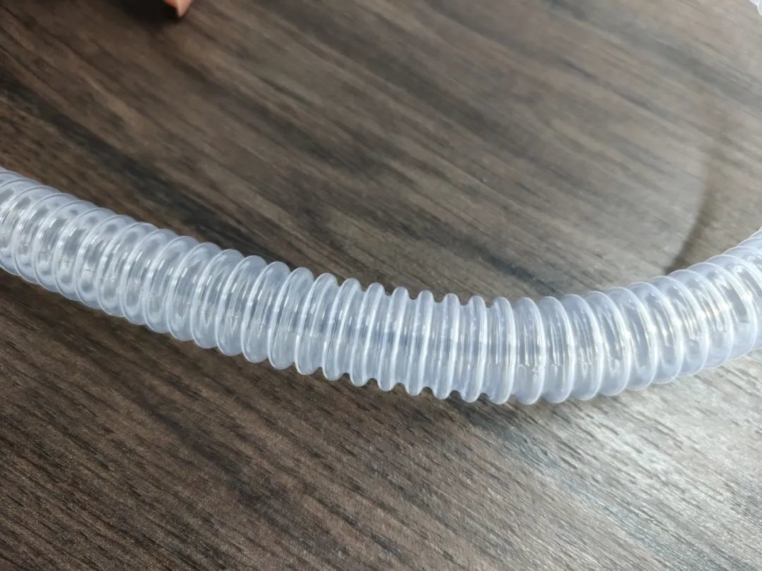 Tubes ondulés PFA. Tubes fluoro-polymères de haute pureté et résistants aux produits chimiques pour les systèmes de semi-conducteurs, de laboratoire, de traitement chimique et de transfert de fluides.